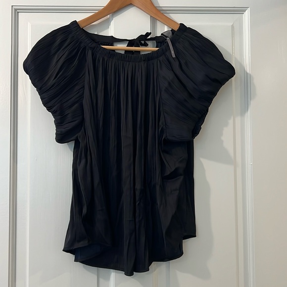 Black top - Picture 1 of 3